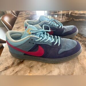 Nike Low-Top Sneakers in Light Blue, Navy & Pink